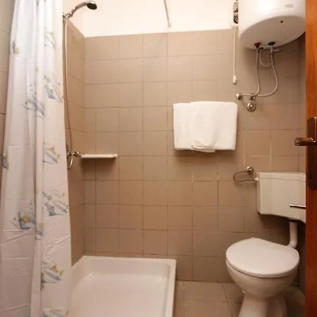 With A Parking Space مالي لوشينغْ